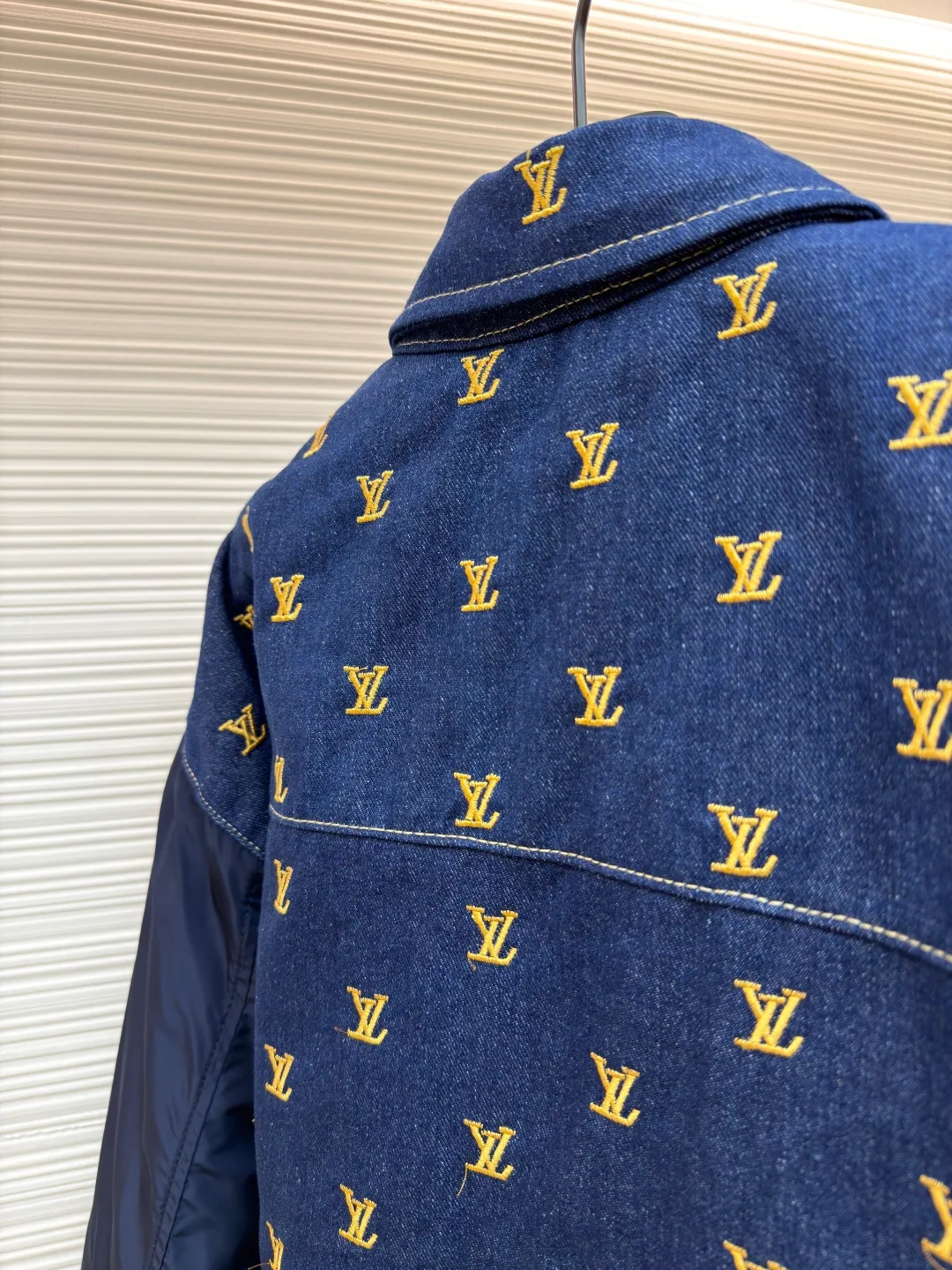 LOUIS VUITTON Full-width embroidered lapel Logo long-sleeved denim ●Original version: Purchased and developed by 28913 ●Item number: 1681216-B80 ●Fabric: denim fabric ●Technology: washed production ●Color: navy blue ●Version: fitted version ●Weight: about 1005 grams ●Size: 46-48-50-52 ●Description: The high-end fabric is made of 430g denim fabric, which feels breathable and comfortable after washing. The inner liner is quilted to keep warm and comfortable. It has exquisite counterpoint embroidery, and the custom-dyed pure cotton rib details are comparable to the original. The low-key and luxurious design must be your fashionable and versatile item. The same denim for men and women! The overall wiring is straight and delicate, the fabric is comfortable and soft, and the color is consistent without color difference. It can be matched with the same style to create a fashionable look and control various occasions. Customized accessories, complete with three standards, same style for men and women!